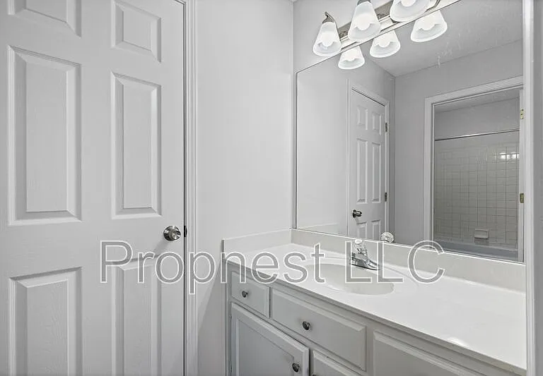 807 Barrington Woods Cv — Photo 5