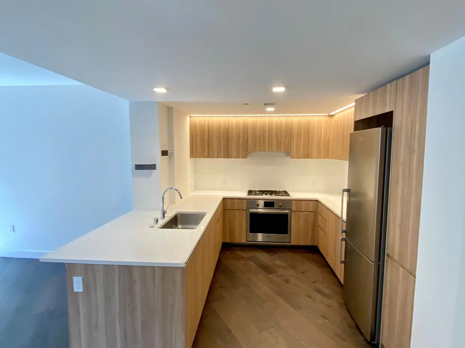 1 bed, 800 sqft, $5,400 — Photo 3