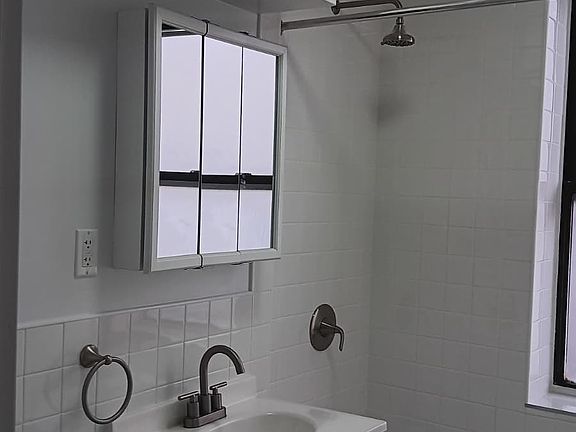 2nd image of 1522 Beach Ave APT 1