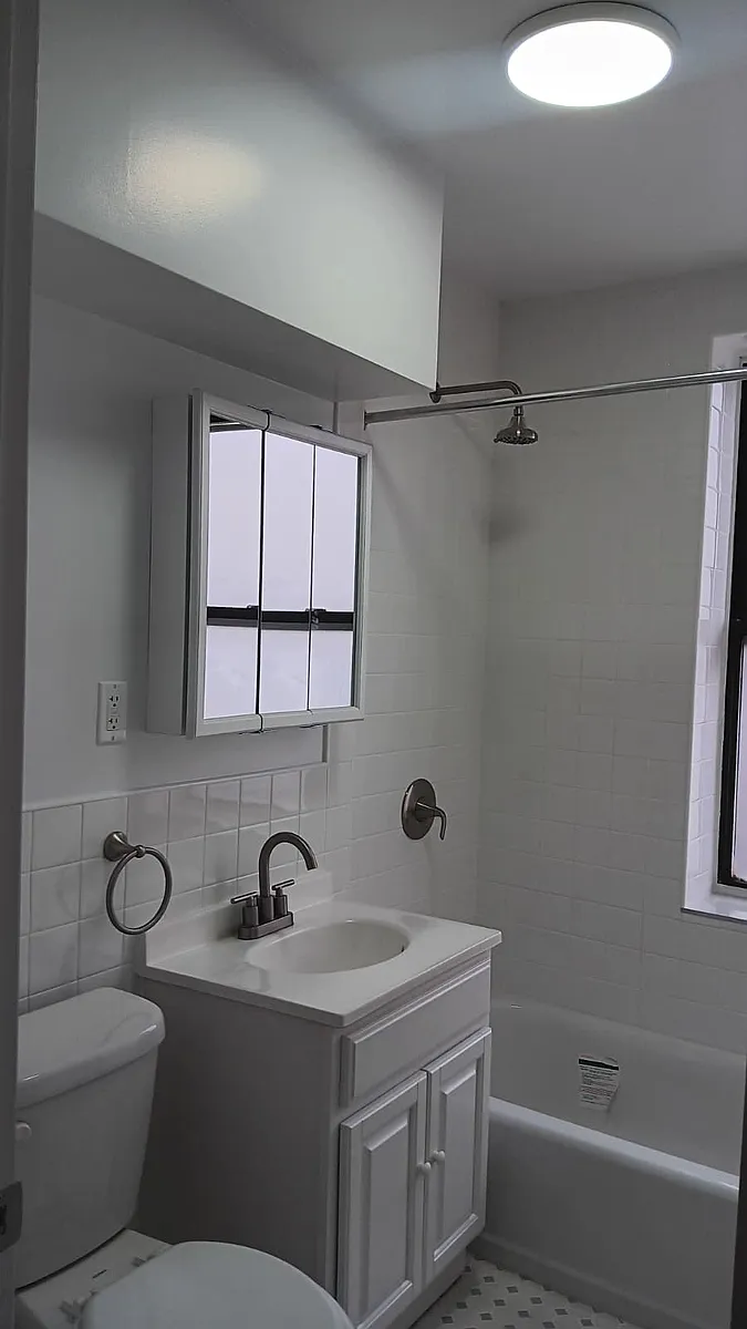 Building Photo - 1522 Beach Ave #1