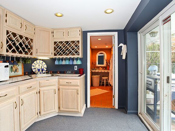 3rd image of 21 Old Farm Ln