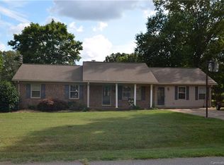 196 E Meadowview Dr, Statesville, NC 28625