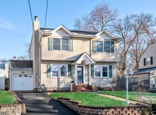 8 Hudson Ave, Waldwick, NJ 07463