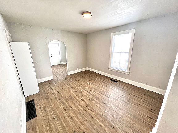 3rd image of 2312 Elbe Ave Unit 1