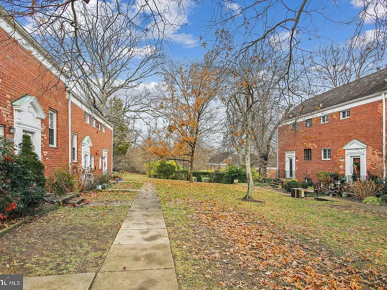 3139 Martha Custis Dr — Photo 31
