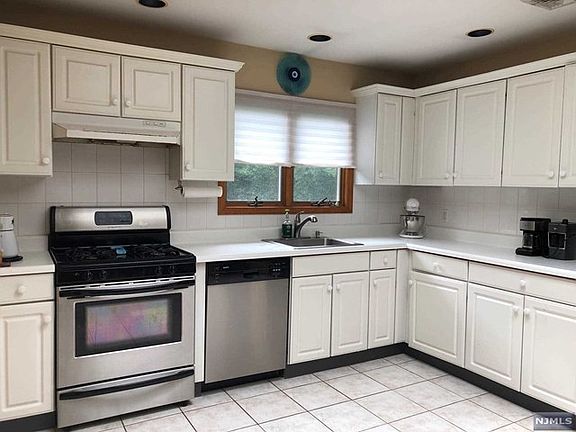 3rd image of 115 Ackerman Ave
