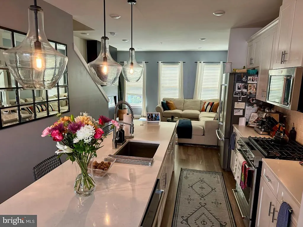 3 bed, 5.0 bath, 1842 sqft, $4,100 — Photo 3