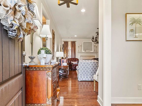 4th image of 556 Shelby Cir