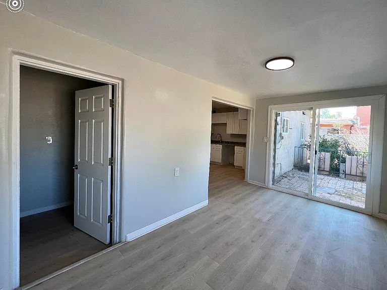 433 General Somervell St NE — Photo 2