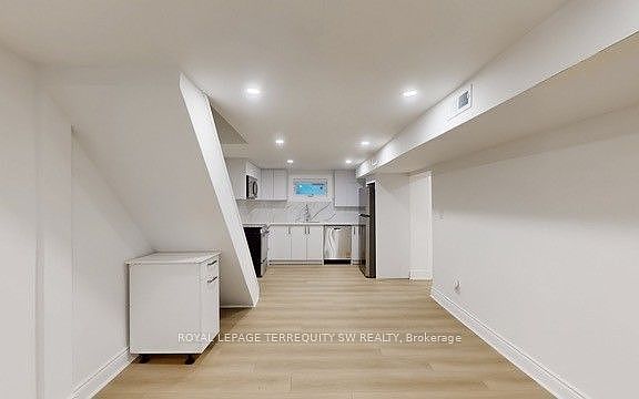 3rd image of 19 Hawthorne Rd
