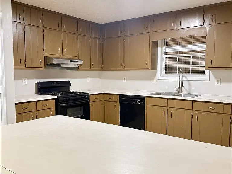 524 Julius Dr — Photo 5