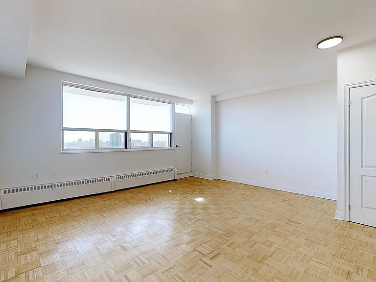 675 Martin Grove Rd — Photo 24