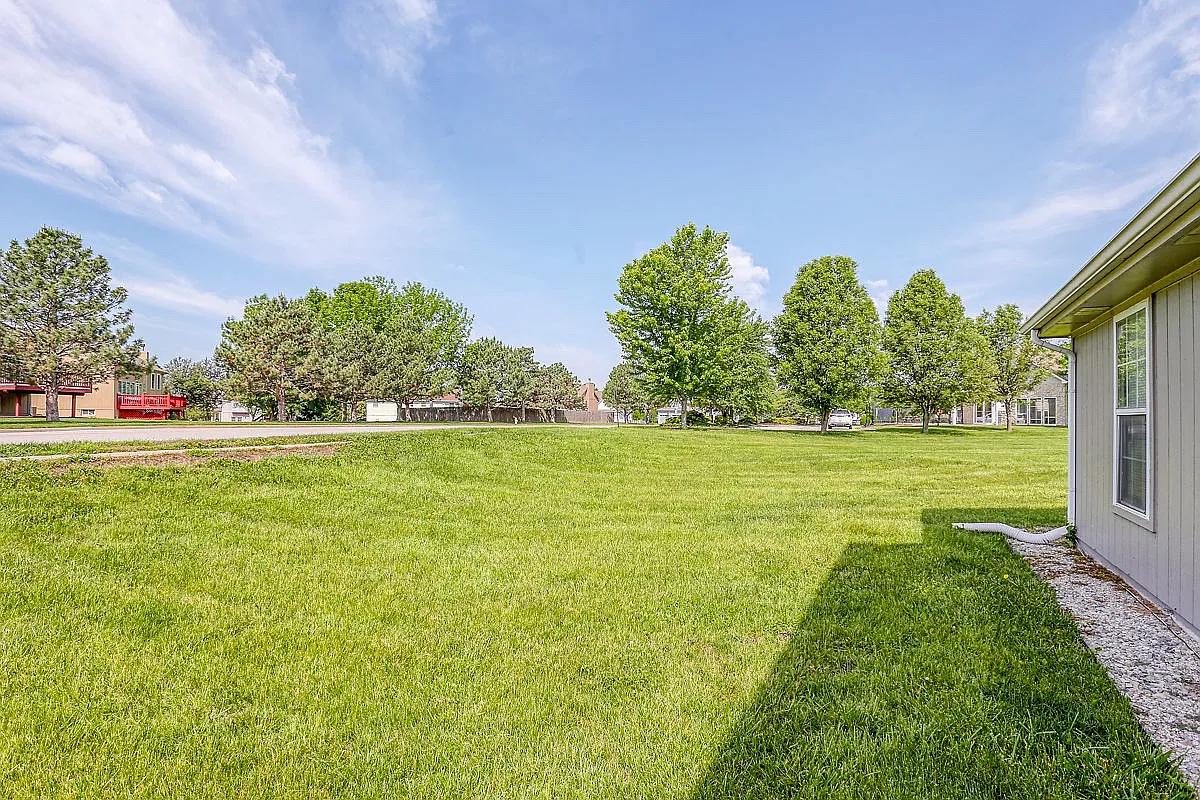 234 SW Chartwell Cir — Photo 3