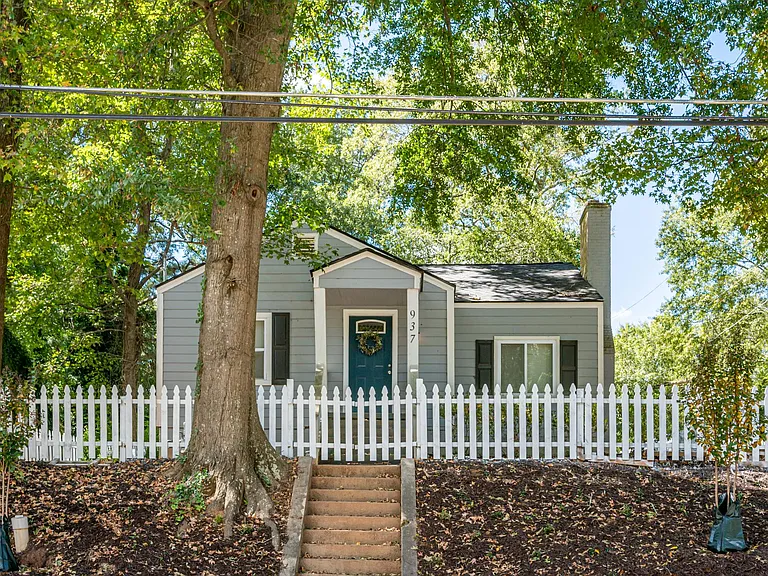 937 Lawton St SW — Photo 1