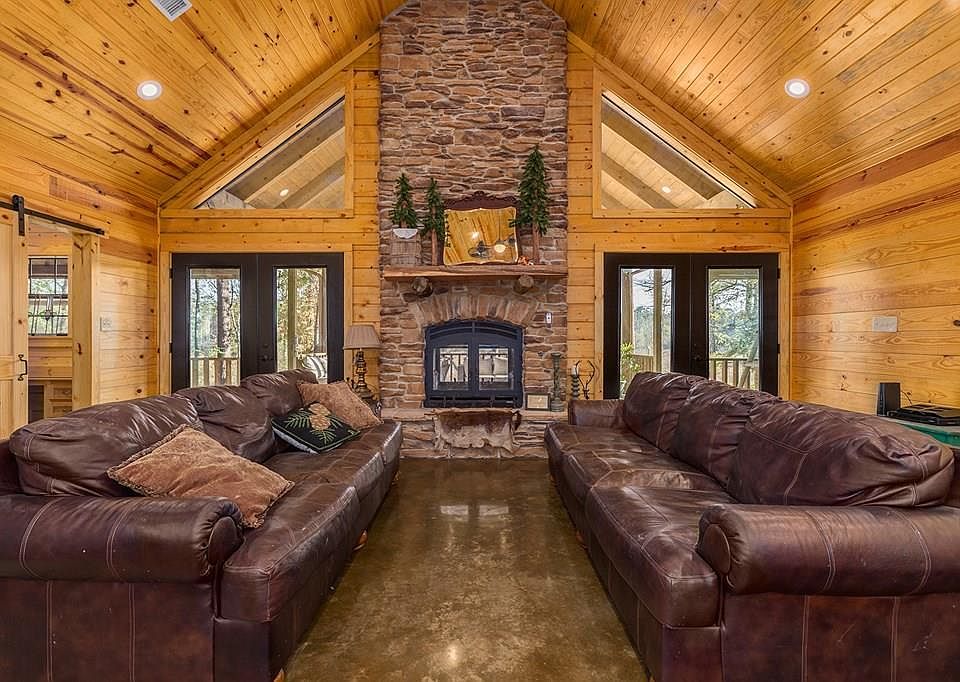 1st image of 100 Lost Maples Rd