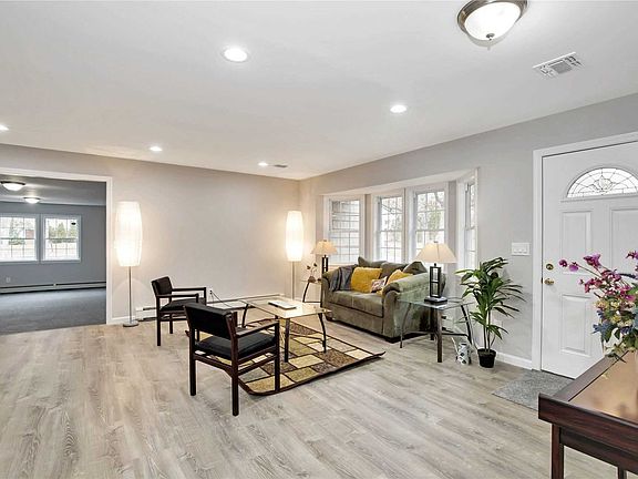 4th image of 154 Chestnut St