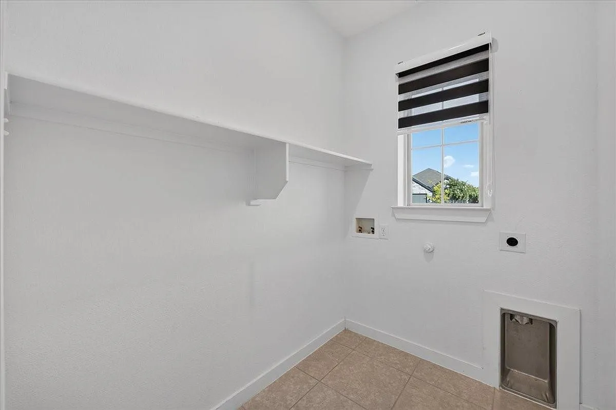 4 bed, 2255 sqft, $2,950 — Photo 4