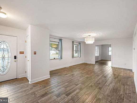 5th image of 24 Ancient Oak Dr