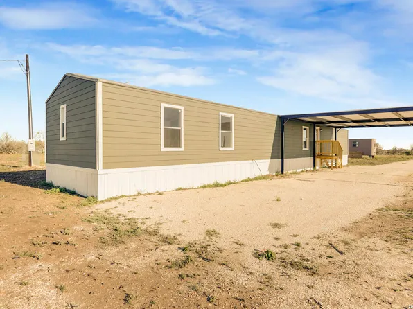 2811 cr 467, Devine, TX 78016