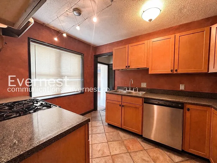 5436 Bancroft Ave — Photo 4