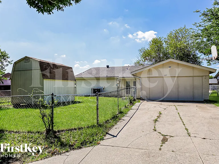 1217 Meadow Creek Dr — Photo 18