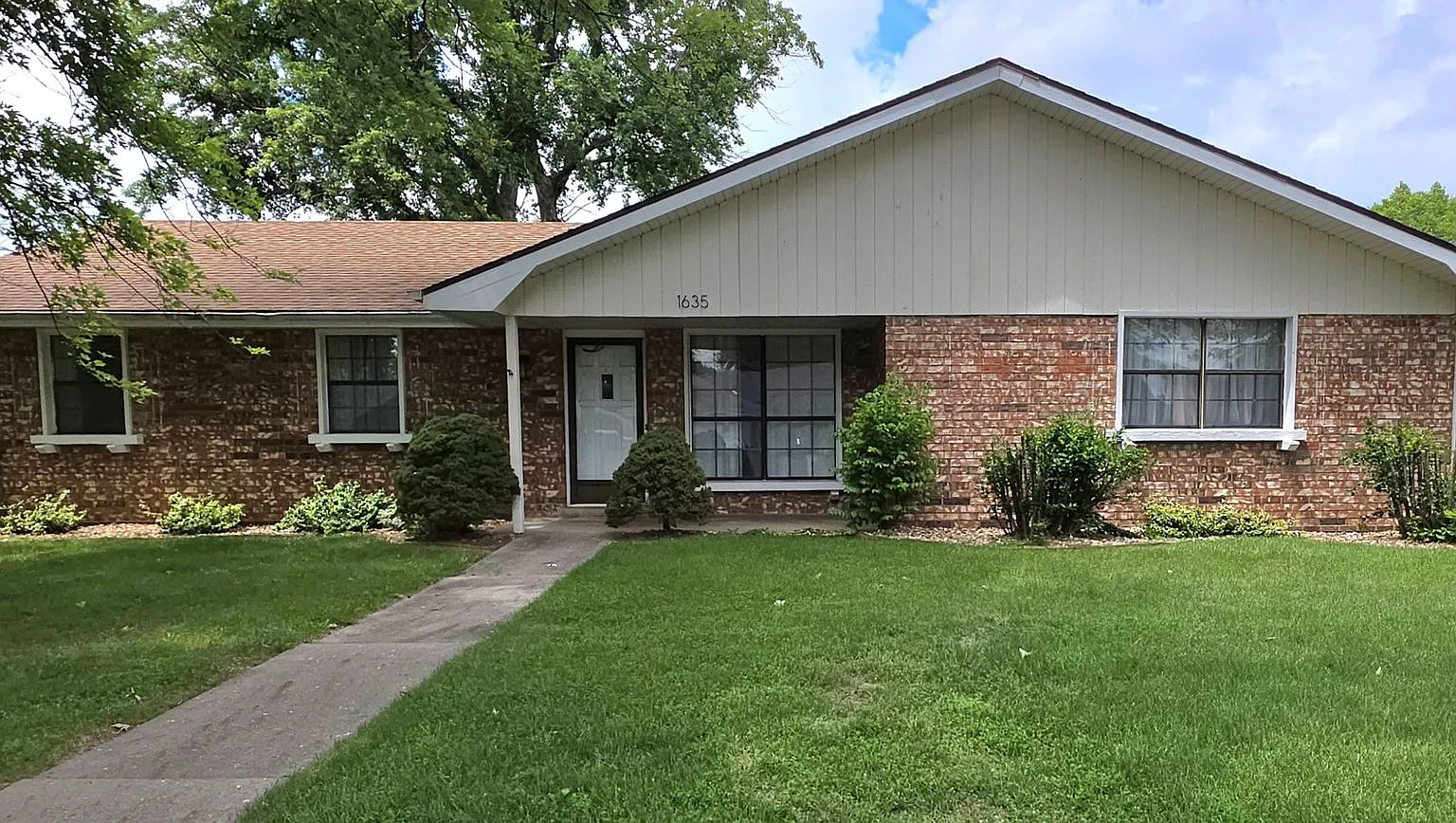 3 Bedrooms! 2 Living areas! close to Mall! $1695 — Photo 1