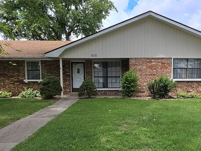 1635 E Hanover St — Photo 1