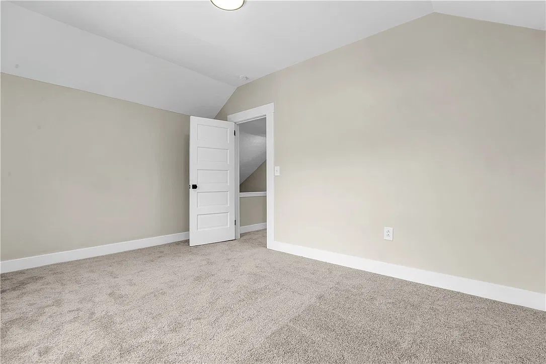 6 bed, 2430 sqft, $2,499 — Photo 3