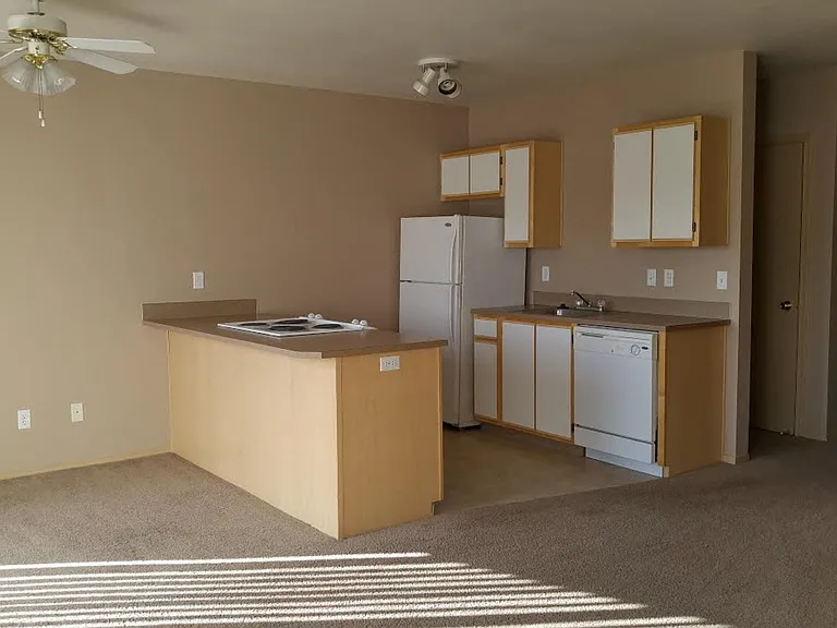 Kitchen/Dining Kitchen/Dining