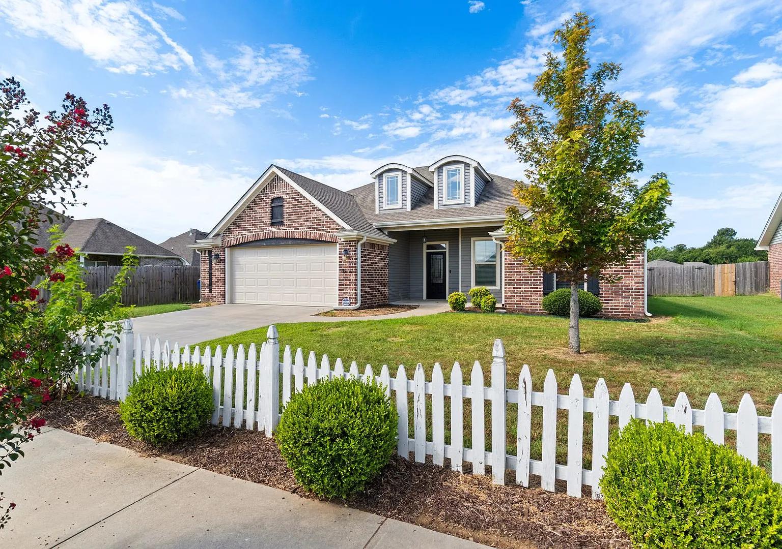 Luxurious Comfort: Fully Furnished 3 Bed, 2 Bath Brick Home in Fort Smith — Photo 1
