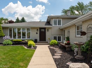 8117 Farmingdale Dr, Darien, IL 60561