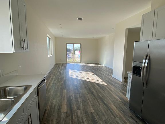 3rd image of 5934 Vineland Ave