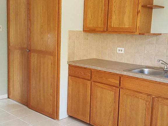 Kitchen with w/d hookups