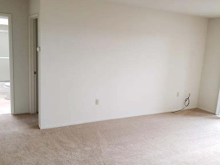 Sunset Vista Apartments — Photo 28