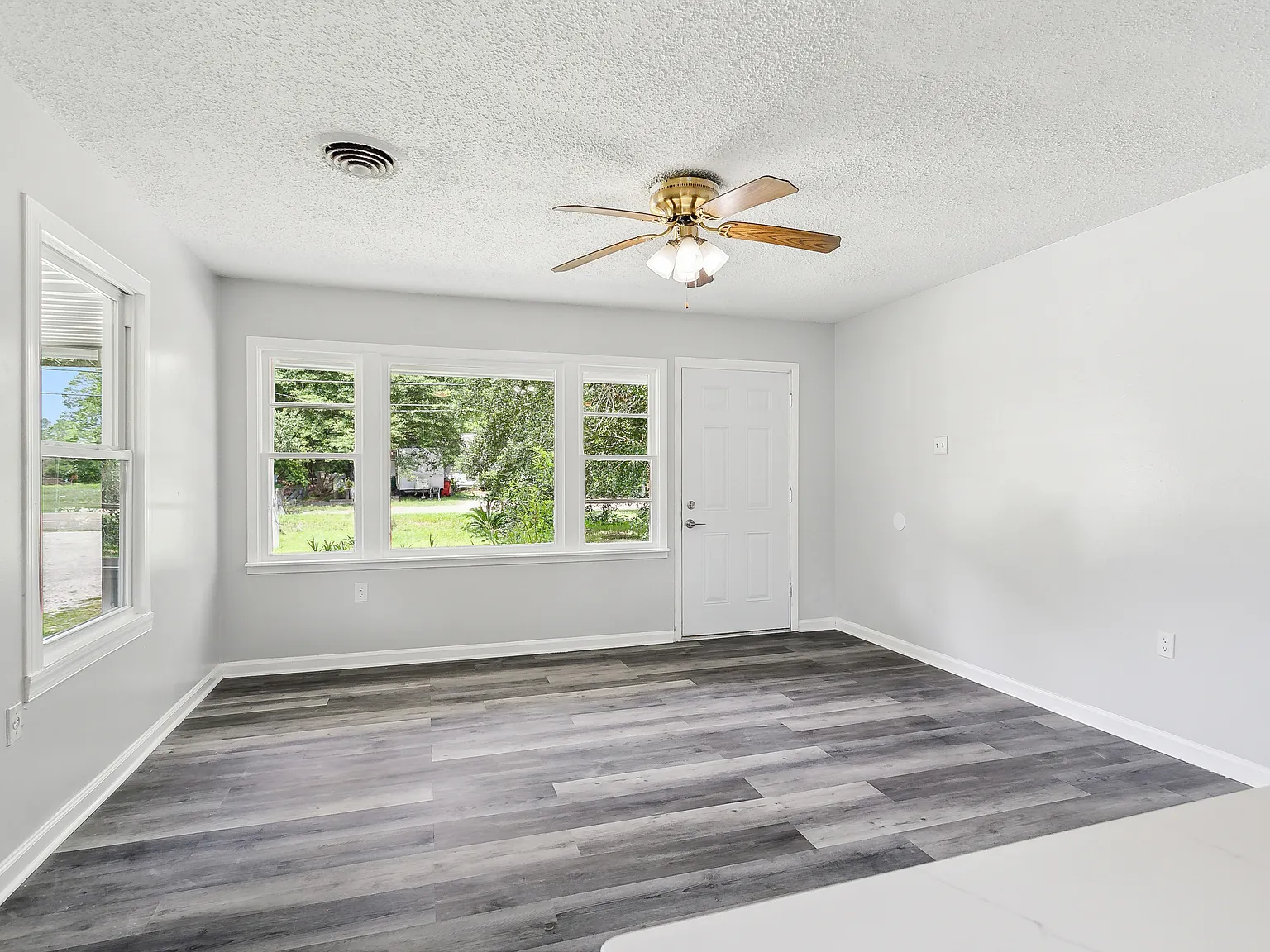4 bed, 2.5 bath, 1405 sqft, $1,725 — Photo 3