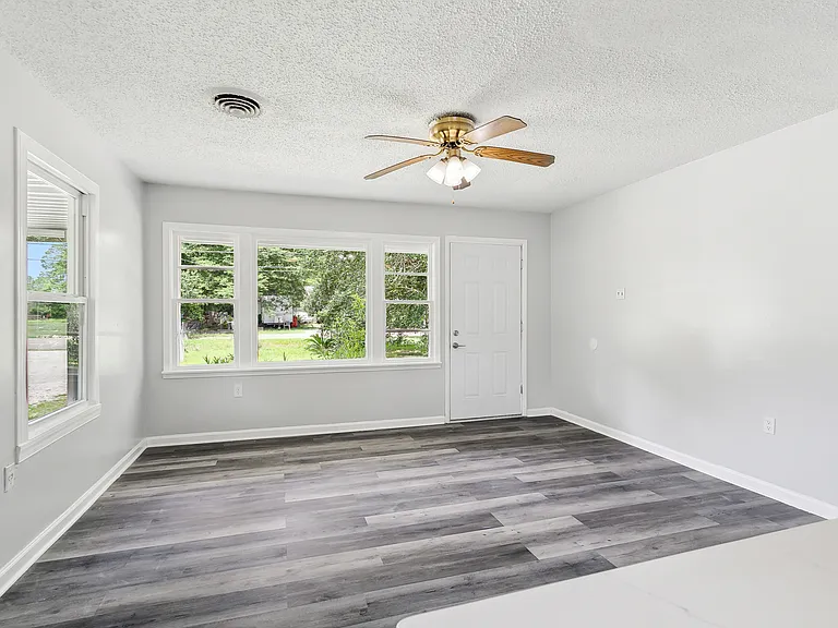 162 Hoover Dr — Photo 3