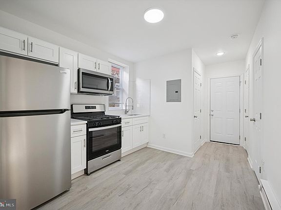 5th image of 1418 W Erie Ave #4