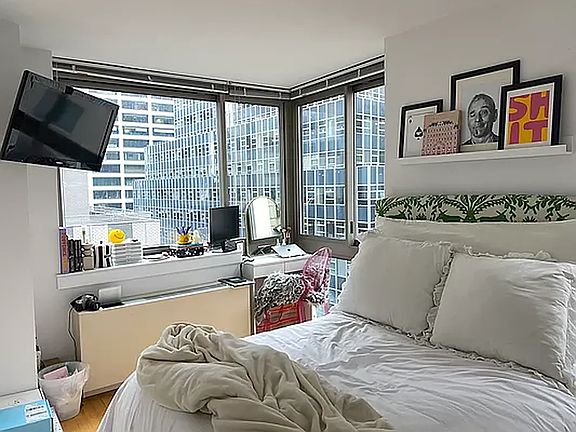 2nd image of 90 William St APT 10G