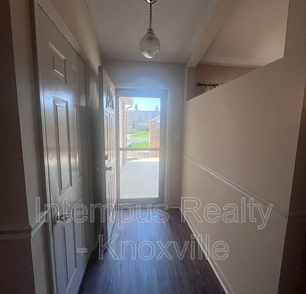813 Villaview Way — Photo 3
