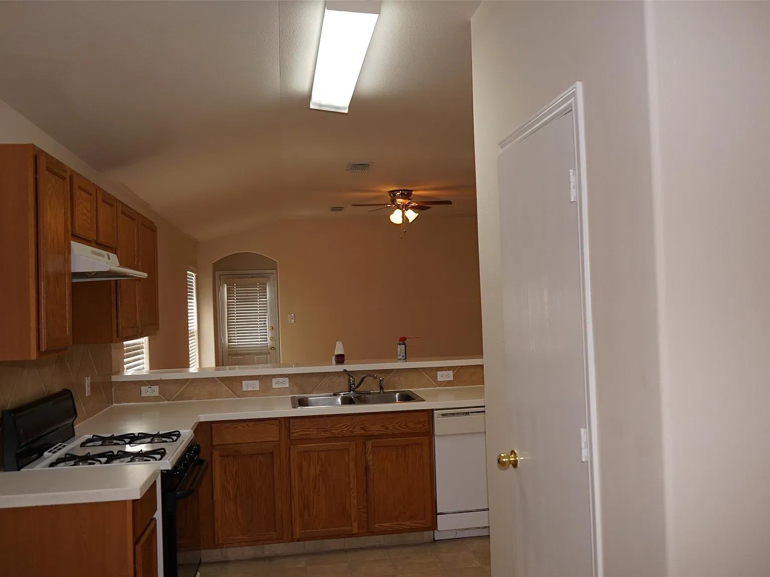 3 bed, 2.0 bath, 1279 sqft, $1,700 — Photo 2