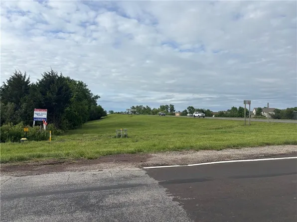 169 Highway Hwy, Spring Hill, KS 66083