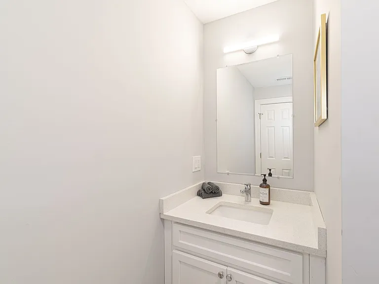 584 Orange Street — Photo 10