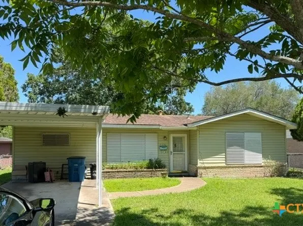 208 Bowie St, Port Lavaca, TX 77979