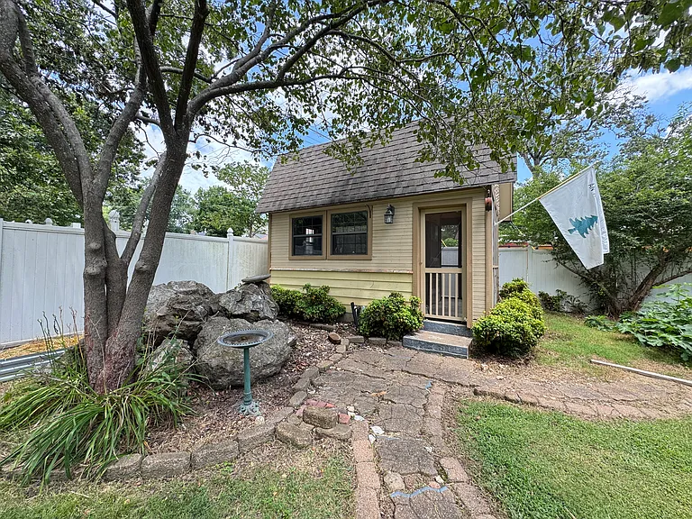 425 E Seneca St — Photo 102