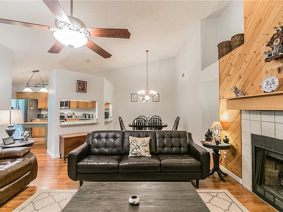 3rd image of 3431 Hillmoor Dr