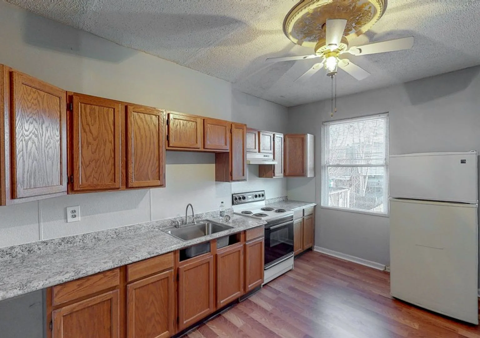 2429 Christian St - 2 Bedroom + Den! — Photo 1