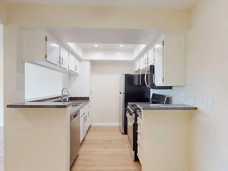 Elizabeth Arms Apartments — Photo 14
