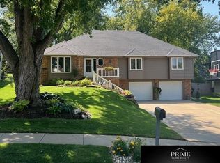 15929 Douglas Cir, Omaha, NE 68118