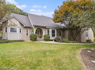 1055 Woodvale Ct, Milford, MI