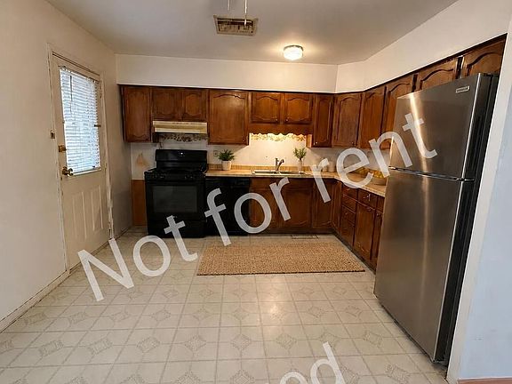 5th image of 1820 W Runyan Ave